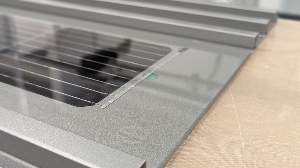 Modulare Aluminium-Elemente mit integrierten Photovoltaikmodulen für Solarfassaden