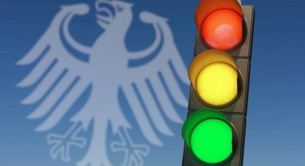 Ampel Rot, Gelb, Grün. Symbolbild für eine Koalition aus SPD, FDP und Grünen.