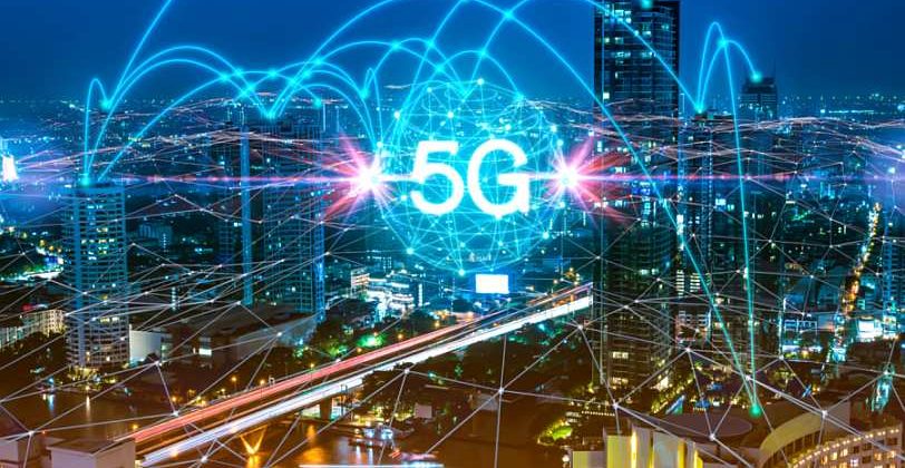 5G-Netz digitales Hologramm und Internet der Dinge auf städtischem Hintergrund.5G-Netz drahtlose Systeme