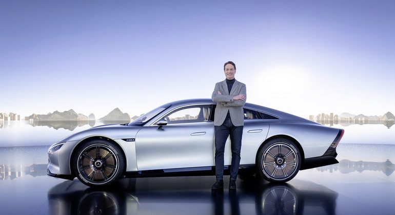 Ola_Källenius,_Vorsitzender_des_Vorstands_Mercedes-Benz_Group_AG_vor_dem_Elektrofahrzeug_Vision_EQXX