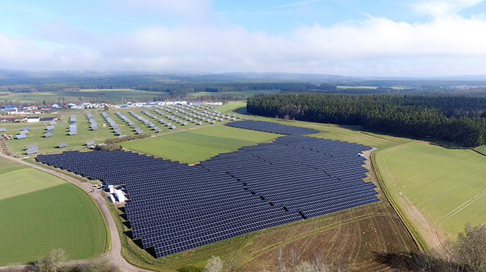 Innovativen Solarpark mit Batteriespeicher