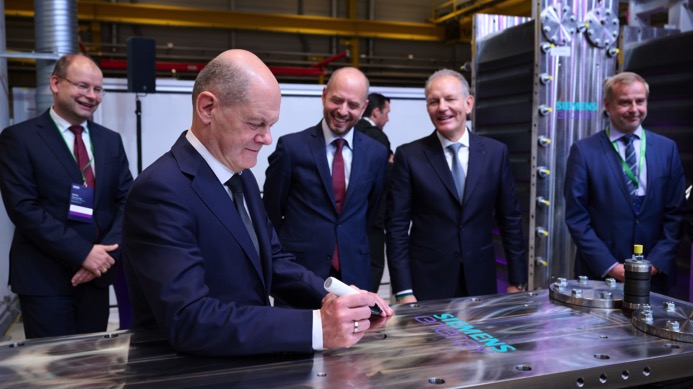 Siemens Energy und Air Liquide weihen Gigawatt-Fabrik für Elektrolyseure ein