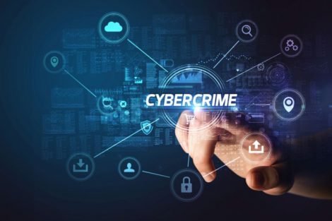 Hand berührt Schriftzug Cyberkriminalität, Cybersecurity-Konzept