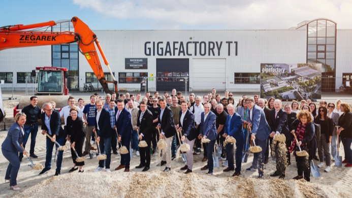 Feierlicher Spatenstich für die neue Tesvolt Gigafactory