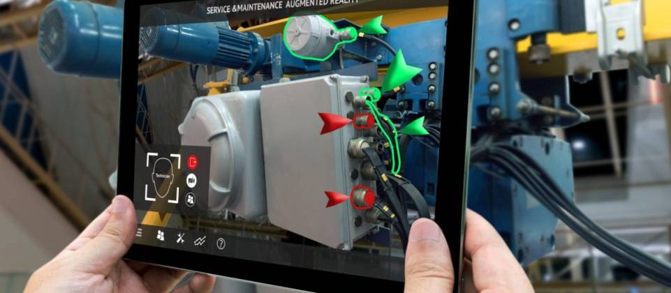 Industrie 4.0, Augmented-Reality-Konzept. Hand hält Tablet mit AR-Service,