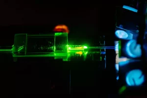 Beim Pigtailing werden Glasfaserkabel permanent mit einem integriert-optischen Quantenbauteil verbunden