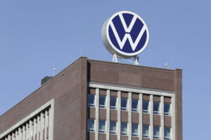 Markenhochhaus_-_neues_Volkswagen_Logo