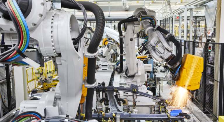Roboter von ABB und KUKA bauen vollelektrische Fahrzeuge von VW