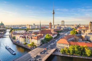 Blick auf Berlin und den Fernsehturm. Die Hauptstadt bleibt unter Arbeitnehmern die beliebteste in Deutschland.