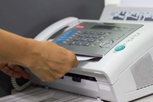 Faxgeräte stehen sinnbildlich für die Zeit vor der Digitalisierung piyaphunjun Adobe Stock