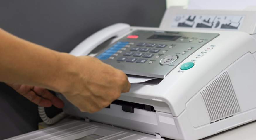 Faxgeräte stehen sinnbildlich für die Zeit vor der Digitalisierung piyaphunjun Adobe Stock