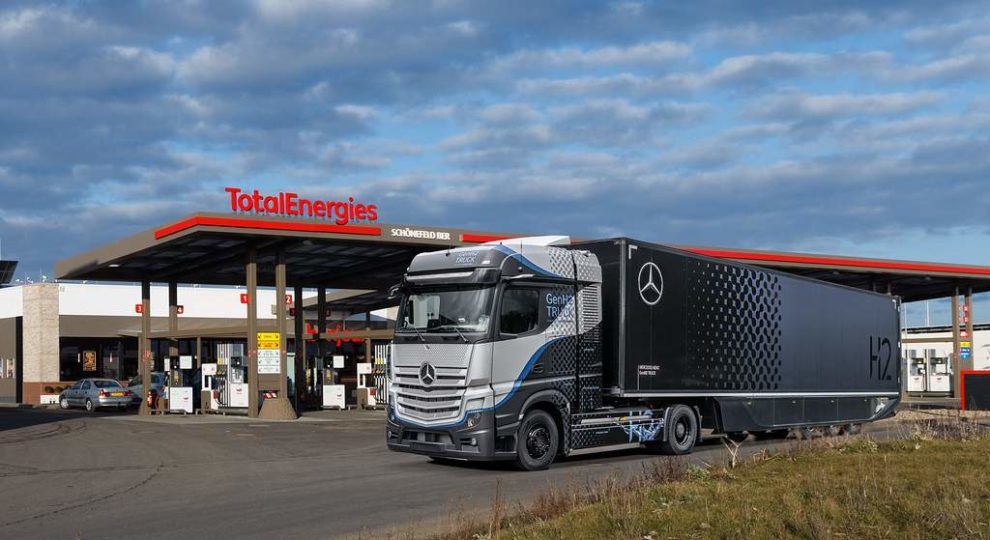 Daimler Trucks H2-Lkw vor einer Tankstelle von TotalEnergies