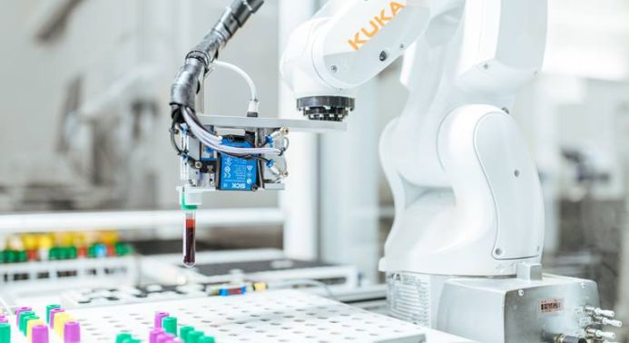 Kuka-Roboter sortieren 3.000 Blutproben pro Tag