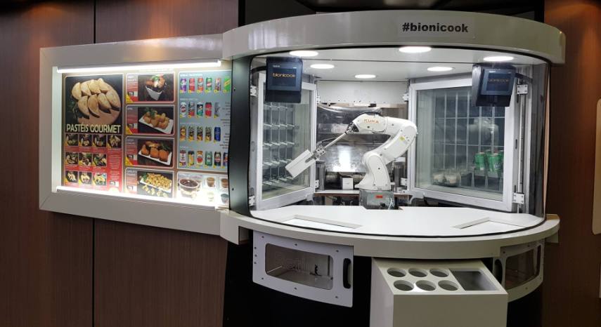 Kuka-Roboter serviert bei Bionicook Fast Food auf Knopfdruck