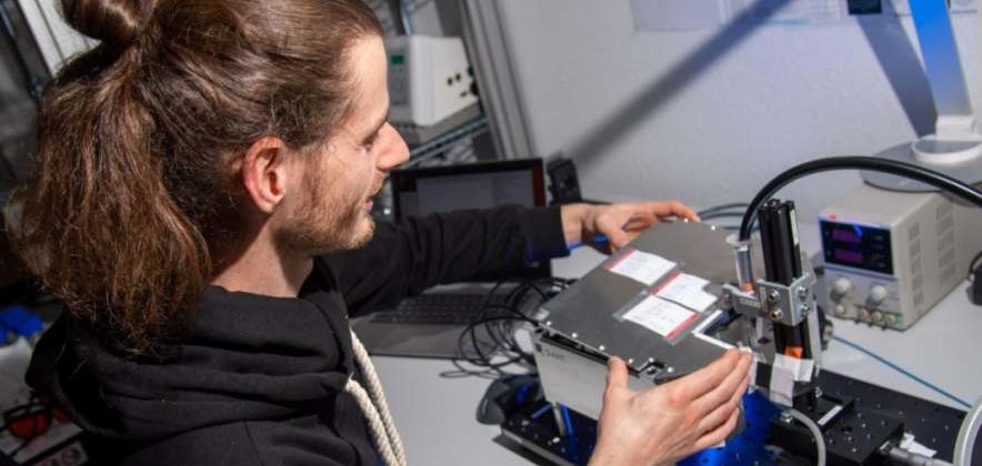 Q.ANT-Mitarbeiter testet Funktionalität eines Quantensensors. Bild: Trumpf